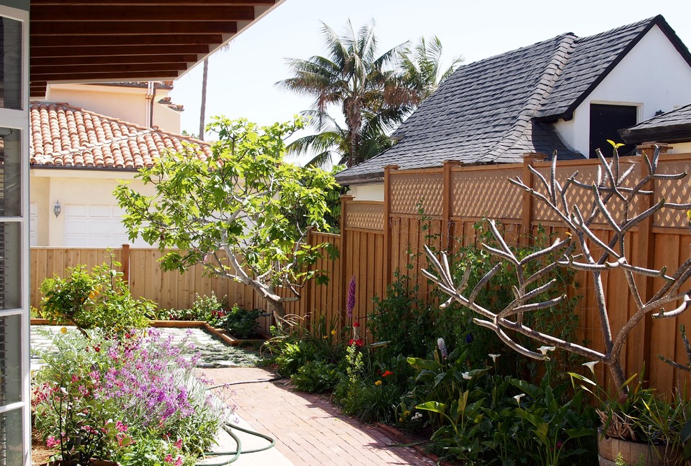 Inspiration for a mid-sized midcentury backyard full sun xeriscape for spring in San Diego with a vegetable garden and mulch.