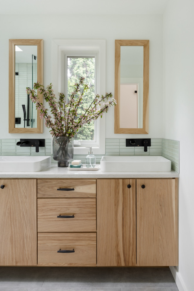 Exempel på ett litet modernt vit vitt en-suite badrum, med släta luckor, skåp i ljust trä, ett fristående badkar, våtrum, en bidé, grön kakel, glaskakel, vita väggar, cementgolv, ett fristående handfat, bänkskiva i kvartsit, grått golv och dusch med gångjärnsdörr