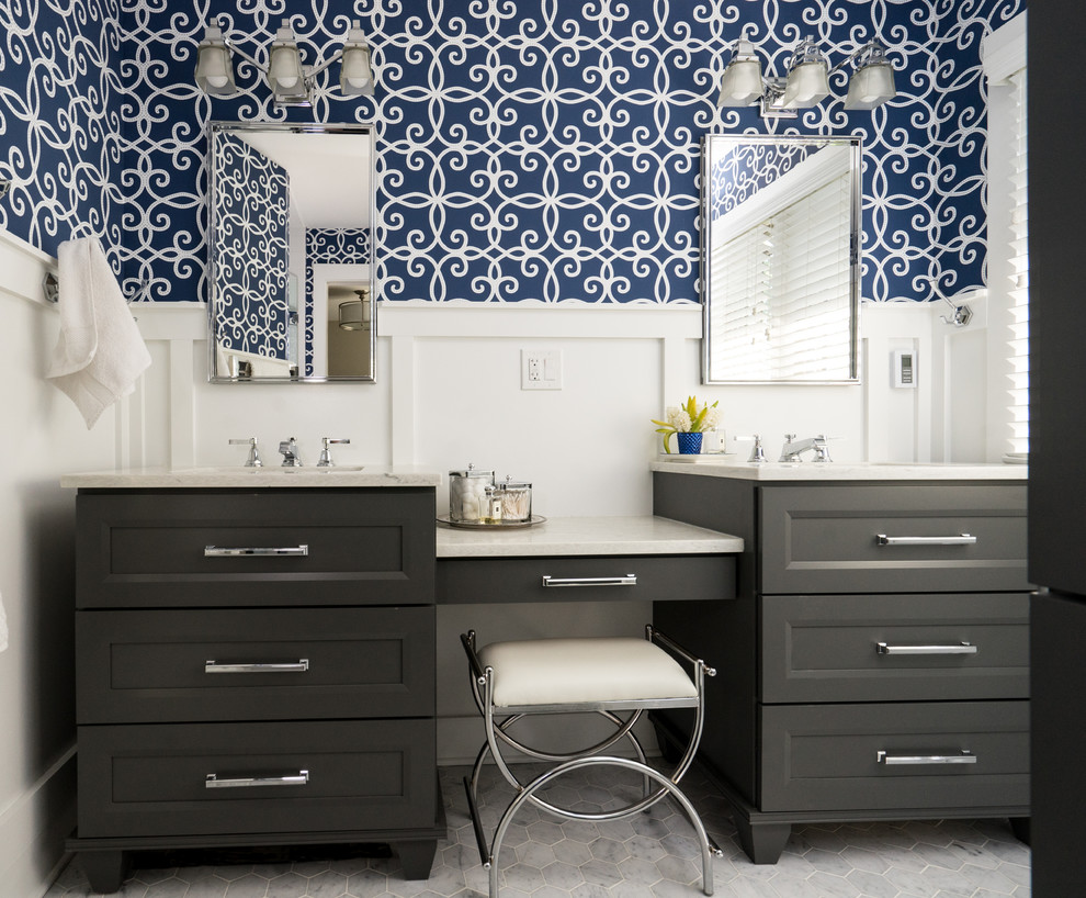 Inspiration for a mid-sized transitional home design remodel in Chicago