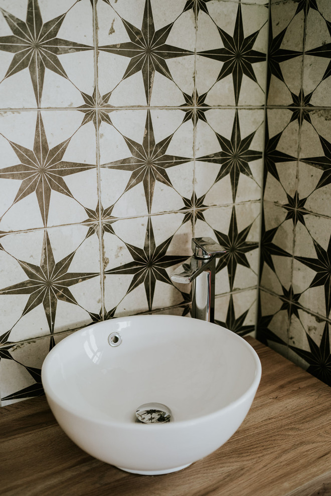 Inspiration för ett mellanstort vintage badrum, med ett fristående badkar, en öppen dusch, en vägghängd toalettstol, grå kakel, keramikplattor, vita väggar, klinkergolv i keramik, ett fristående handfat, grått golv och med dusch som är öppen