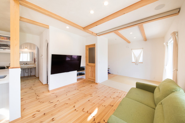 青空とお庭が似合う！屋根付きテラスのプロヴァンス住宅 landhausstil-wohnbereich