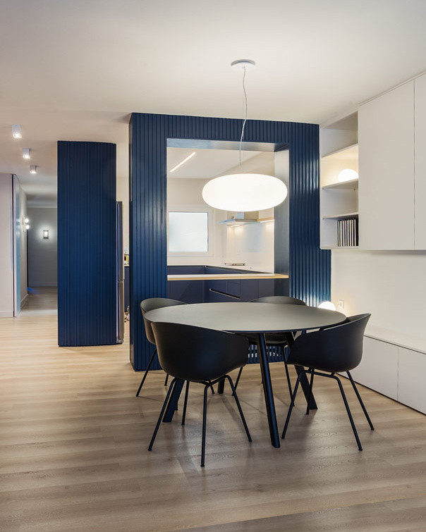 Diseño de comedor actual de tamaño medio