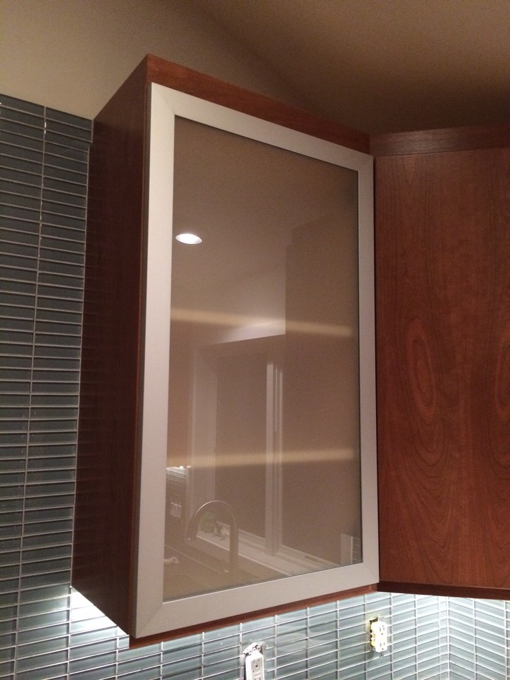 Vivaro Aluminum Frame Kitchen Doors with Frosted Glass Inserts