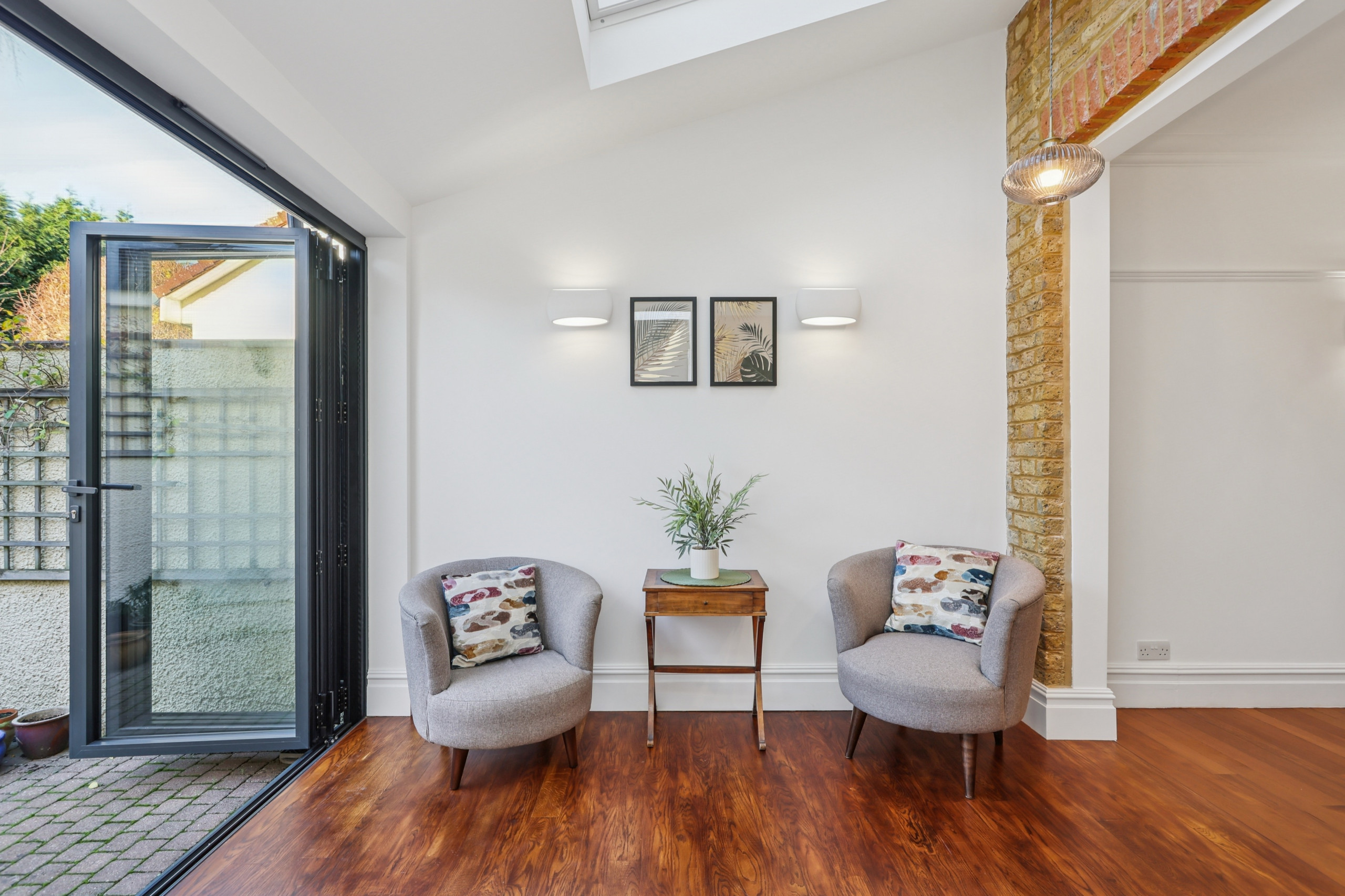 Three bedroom detached house in Thames Ditton