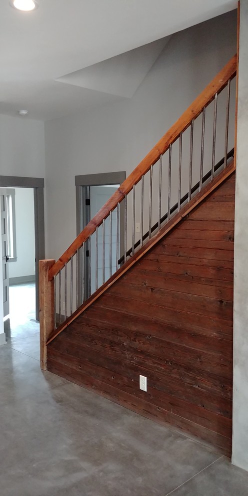 Example of a mountain style home design design in Omaha