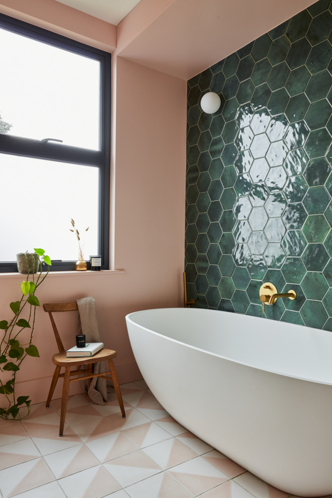 Свежая идея для дизайна: детская ванная комната среднего размера в современном стиле с отдельно стоящей ванной, душем без бортиков, инсталляцией, розовой плиткой, керамической плиткой, розовыми стенами, полом из цементной плитки, подвесной раковиной, столешницей терраццо, розовым полом, душем с раздвижными дверями, разноцветной столешницей, акцентной стеной, тумбой под одну раковину и встроенной тумбой - отличное фото интерьера