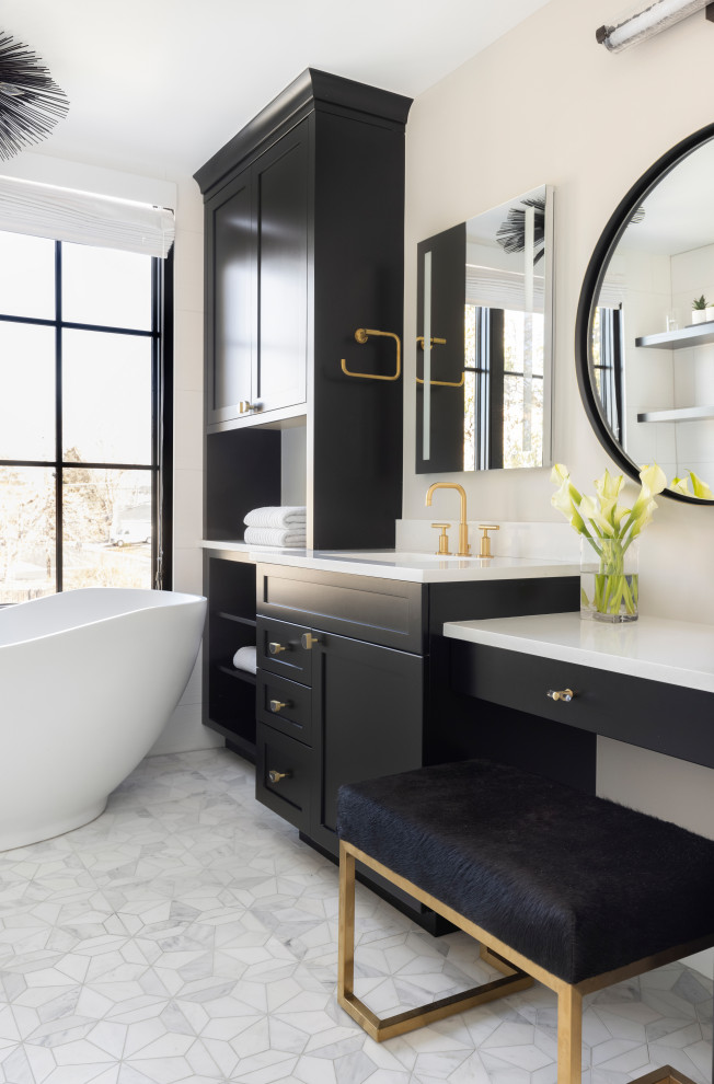 Idéer för mellanstora eklektiska vitt en-suite badrum, med skåp i shakerstil, bänkskiva i kvarts, svarta skåp och ett fristående badkar