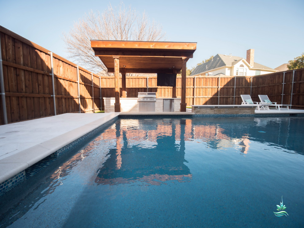 Ejemplo de casa de la piscina y piscina infinita vintage de tamaño medio a medida en patio delantero con adoquines de hormigón