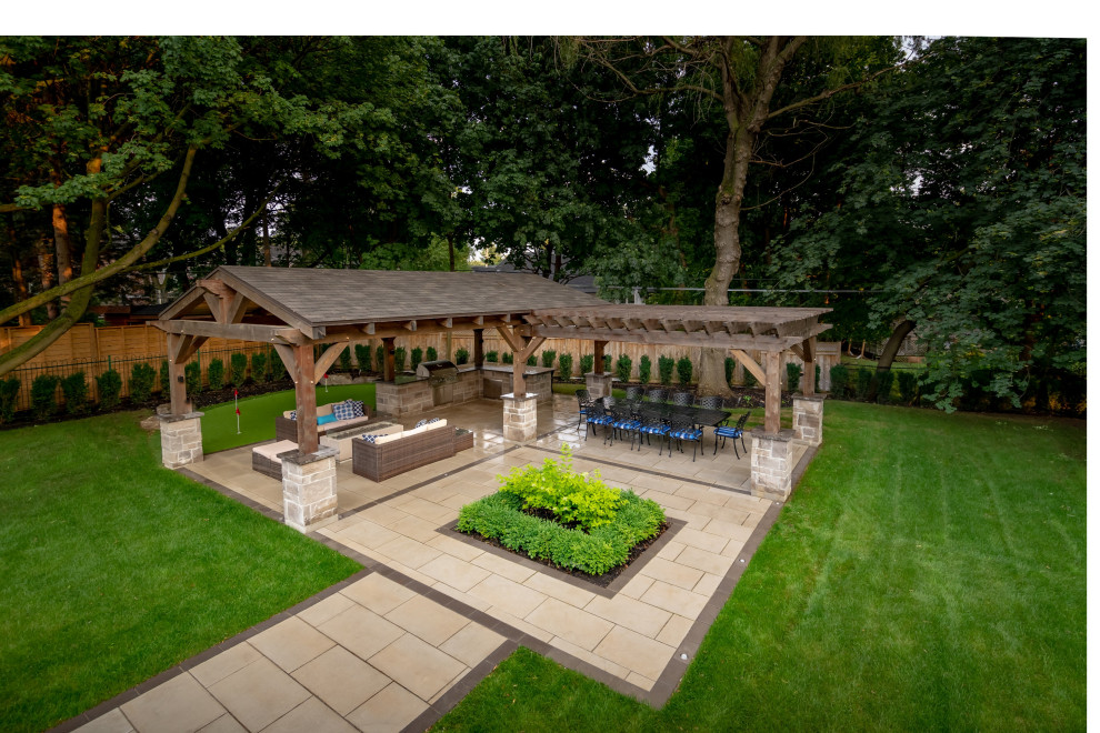 Ispirazione per un grande giardino formale tradizionale esposto a mezz'ombra dietro casa in estate con pavimentazioni in mattoni e recinzione in legno