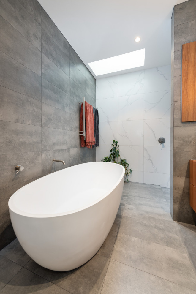Contemporary bathroom in Melbourne.