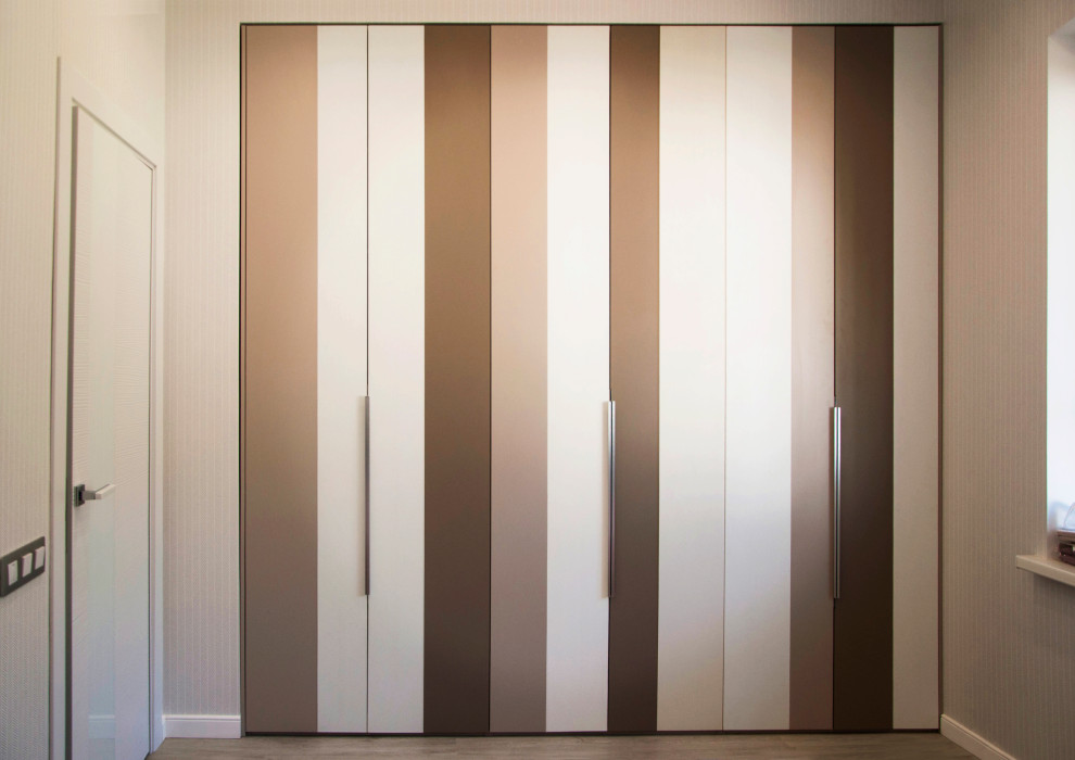 Шкаф с жизнеутверждающими полосками