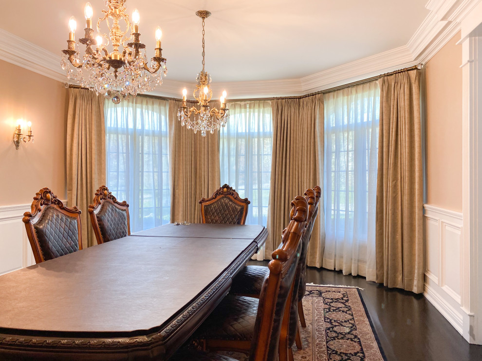 Esempio di una grande sala da pranzo classica con pareti beige, parquet scuro, pavimento marrone e boiserie