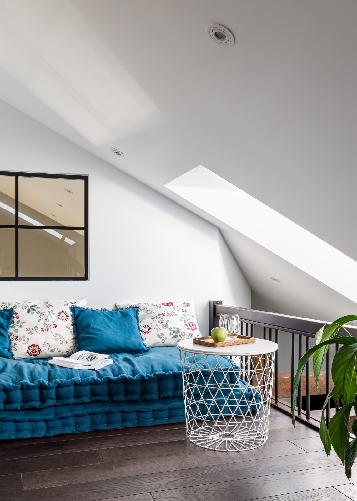 Мансардная двухуровневая квартира в скандинавском стиле