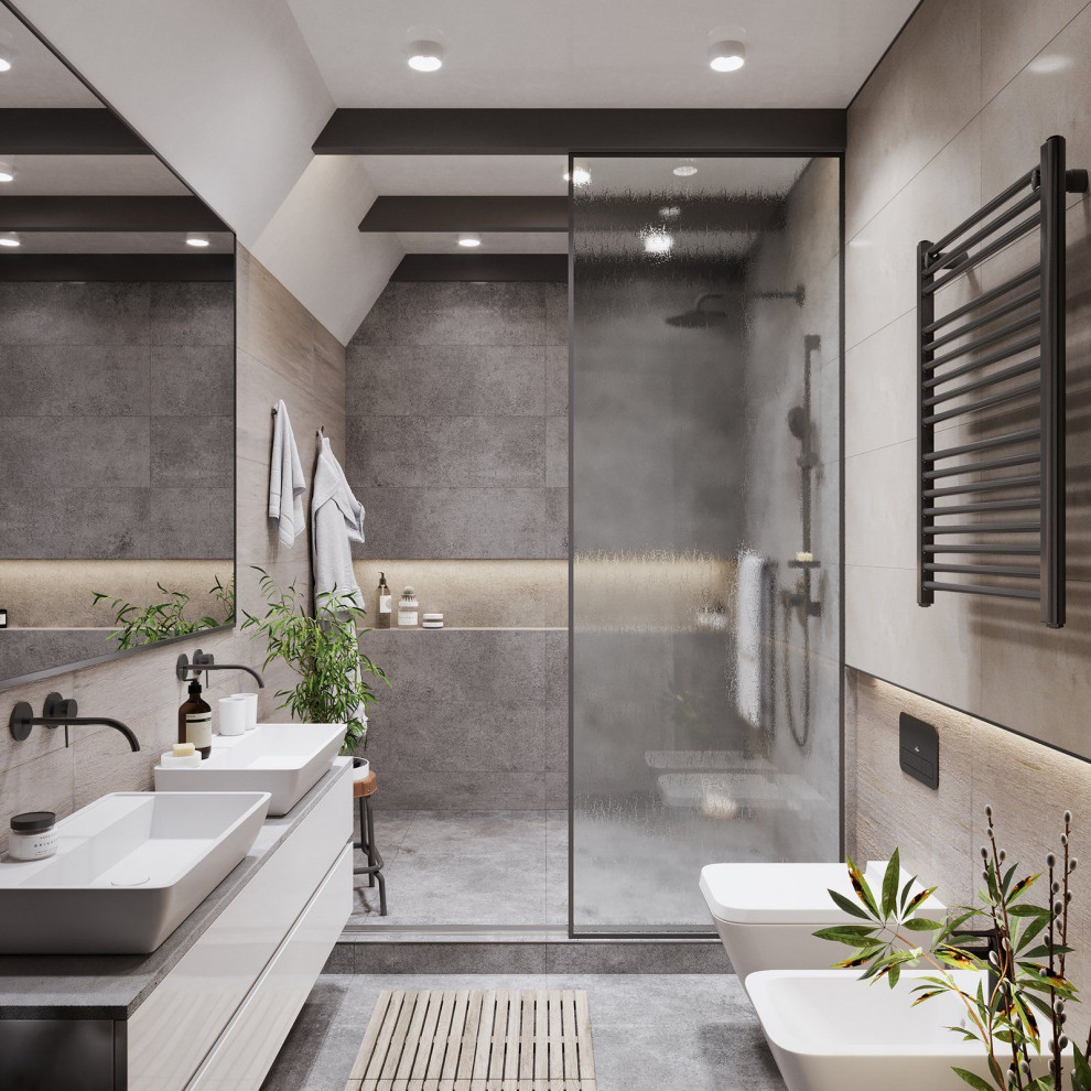 Стильный дизайн: маленькая главная ванная комната в стиле модернизм с раздельным унитазом, керамической плиткой, полом из керамической плитки и подвесной тумбой для на участке и в саду - последний тренд