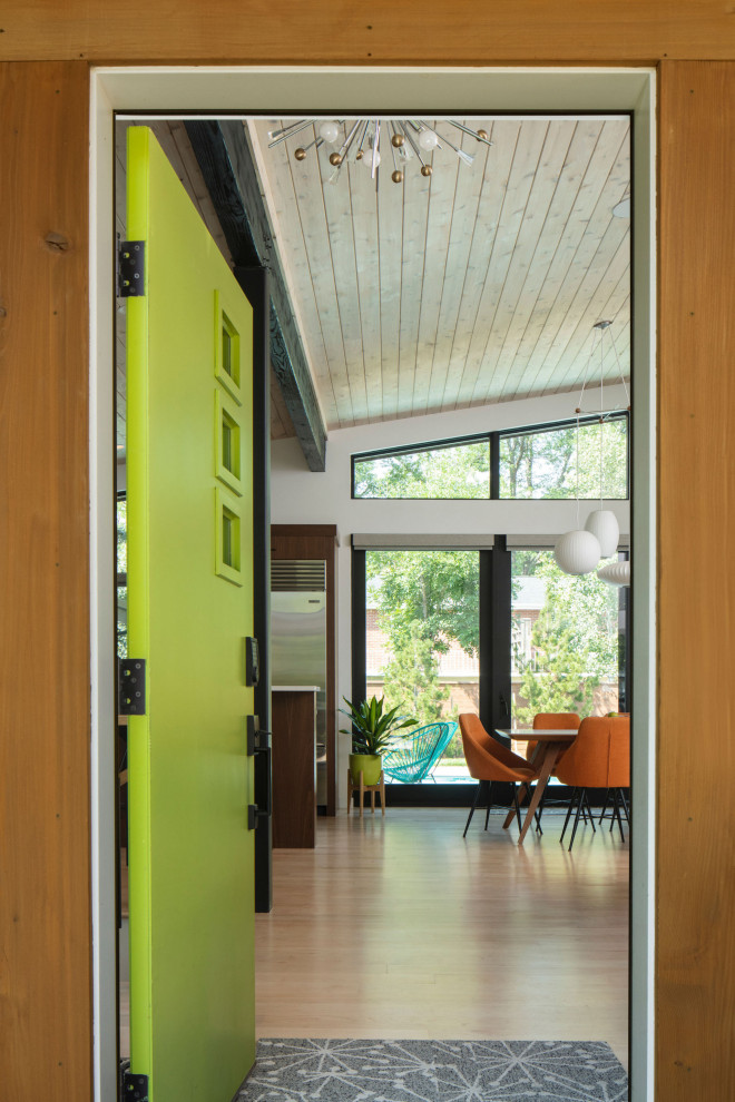 Retro Eingang mit brauner Wandfarbe, hellem Holzboden, Einzeltür, grüner Haustür, beigem Boden und Holzdecke in Denver