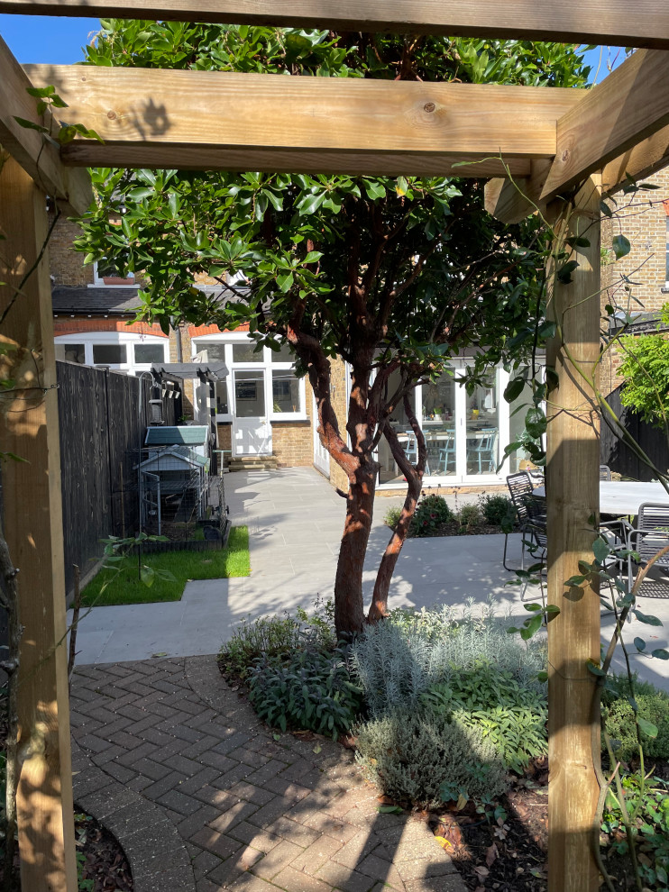 Idee per un giardino formale tradizionale esposto a mezz'ombra di medie dimensioni e dietro casa in estate con un ingresso o sentiero e pavimentazioni in pietra naturale
