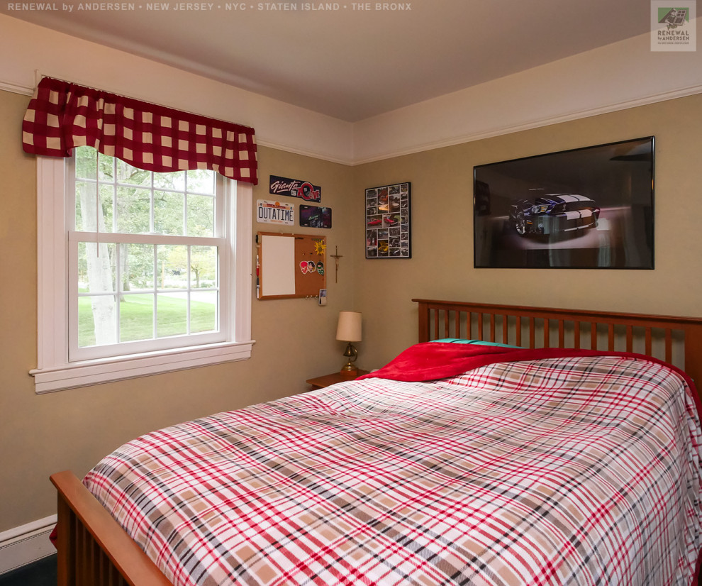Imagen de dormitorio infantil de tamaño medio con paredes beige, moqueta y suelo gris