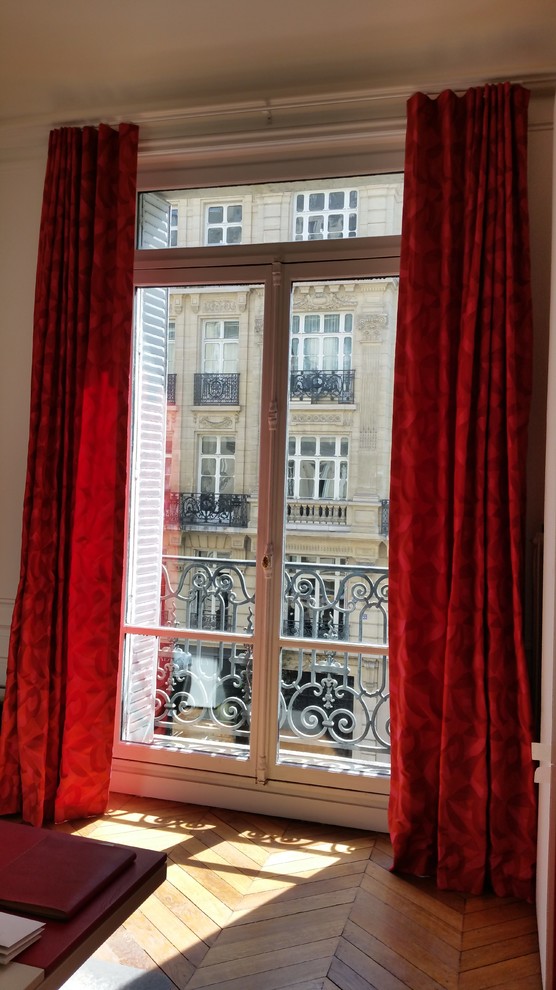 Idée de décoration pour une salle de séjour design avec un mur blanc, parquet clair et un sol beige.