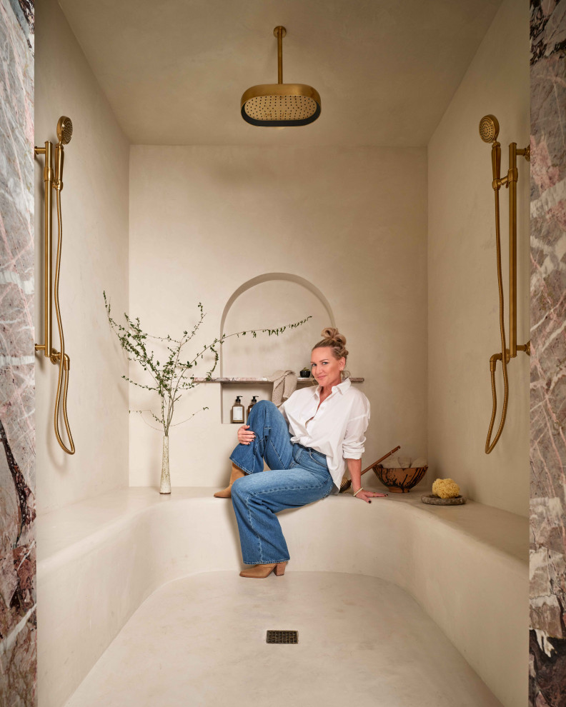 Inredning av ett klassiskt en-suite badrum, med en dusch/badkar-kombination, beiget golv och beige väggar