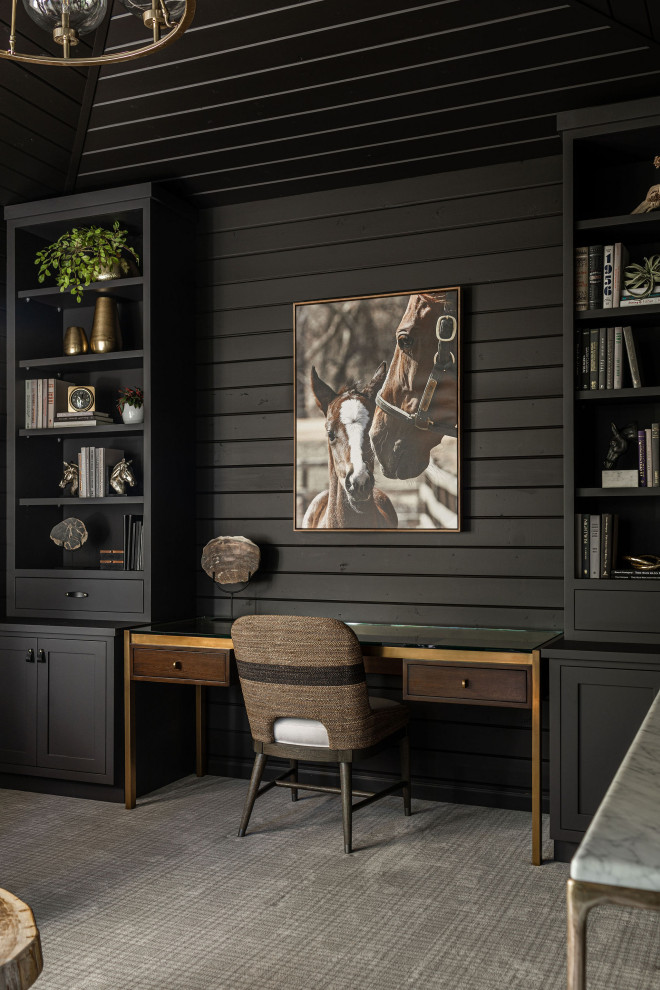 Ejemplo de despacho rústico pequeño con paredes negras, moqueta, escritorio empotrado, suelo multicolor, madera y madera