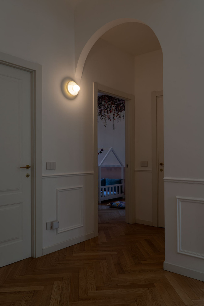 Ispirazione per un ingresso o corridoio chic di medie dimensioni con pareti bianche