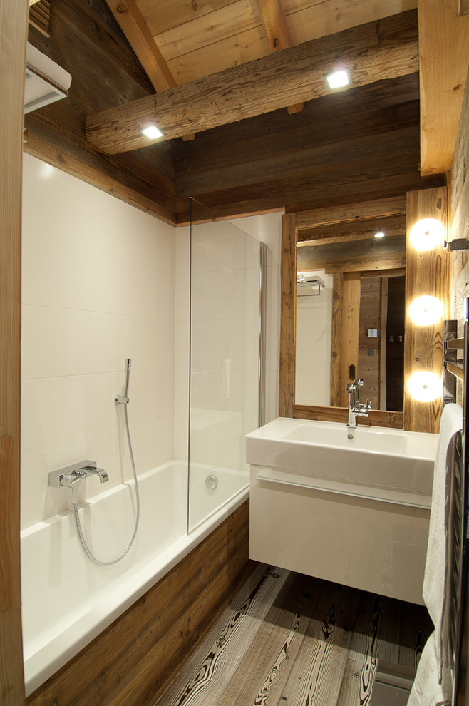 Mittelgroßes Uriges Badezimmer En Suite mit Einbaubadewanne, weißen Fliesen, weißer Wandfarbe und Unterbauwaschbecken in Grenoble