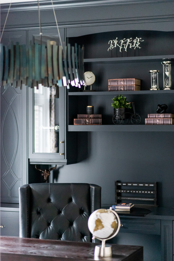 Example of a transitional home design design in Toronto
