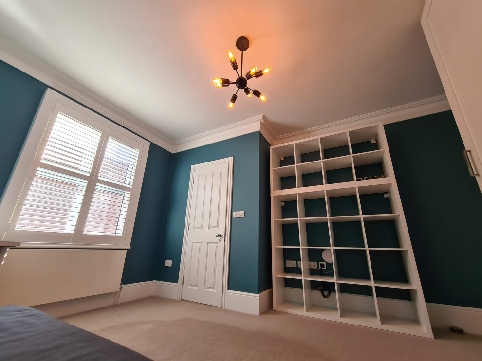 Idéer för mellanstora funkis hemmastudior, med blå väggar, heltäckningsmatta, ett fristående skrivbord och beiget golv