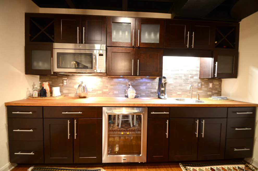 Example of a transitional home design design in Chicago