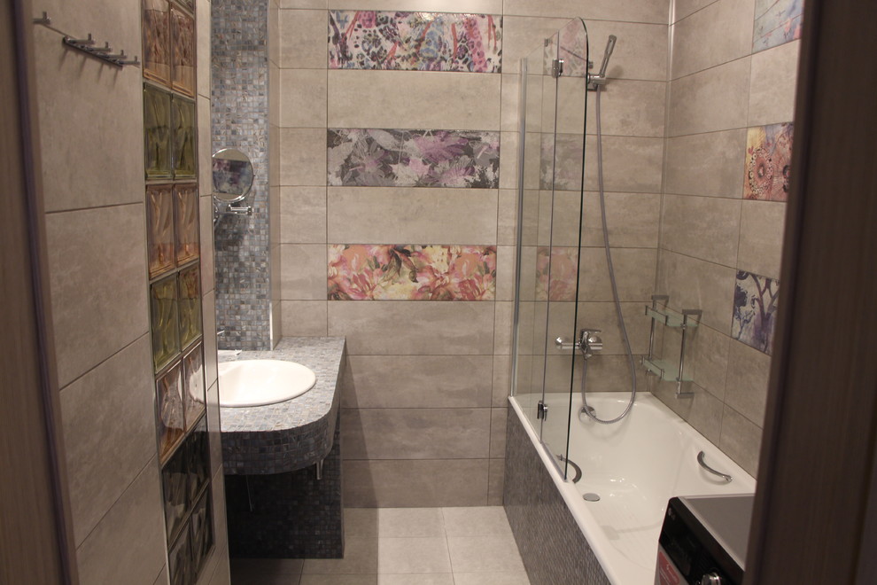 Idéer för små eklektiska en-suite badrum, med ett undermonterat badkar, en dusch/badkar-kombination, grå kakel, keramikplattor, klinkergolv i keramik, ett undermonterad handfat och bänkskiva i återvunnet glas