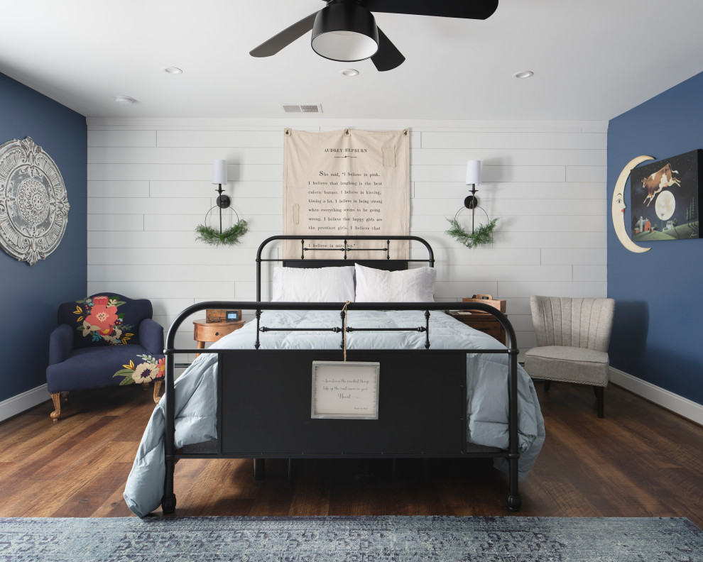 Klassisches Kinderzimmer mit blauer Wandfarbe, dunklem Holzboden, braunem Boden und Holzdielenwänden in Sonstige