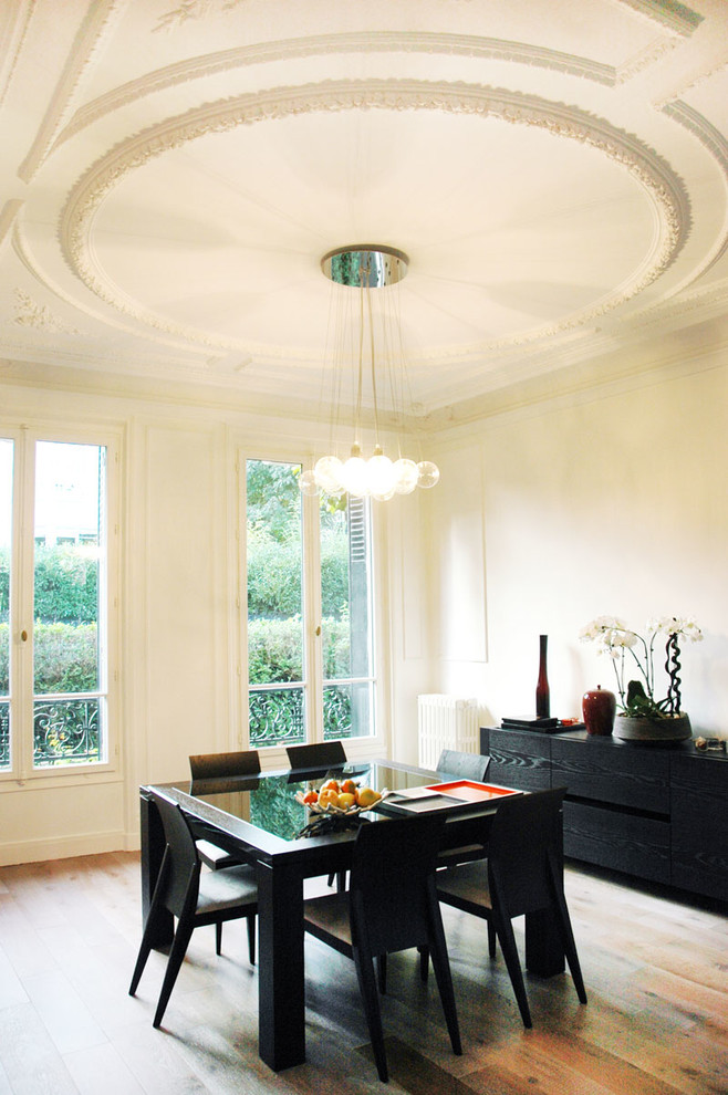 Inspiration for a mid-sized contemporary separate dining room in Paris with beige walls.