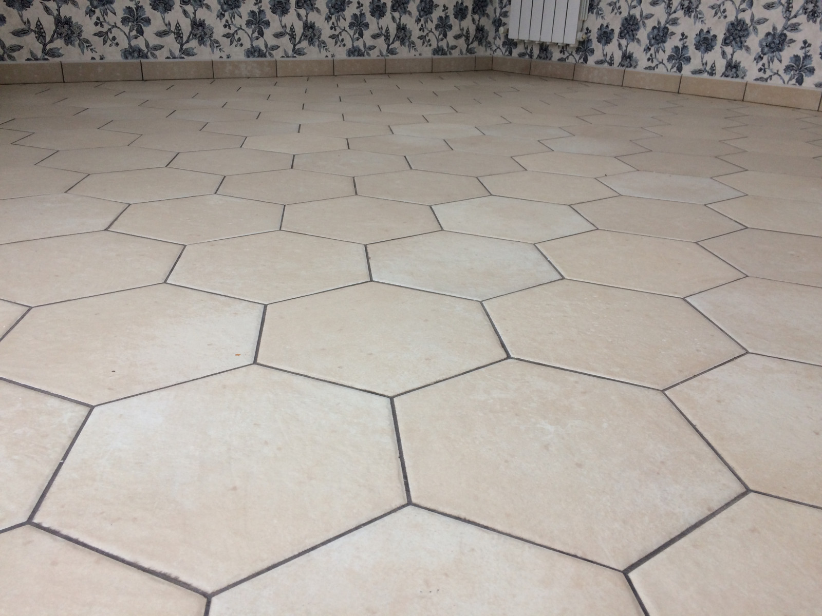 Спальня с гибискусами на мансардном этаже