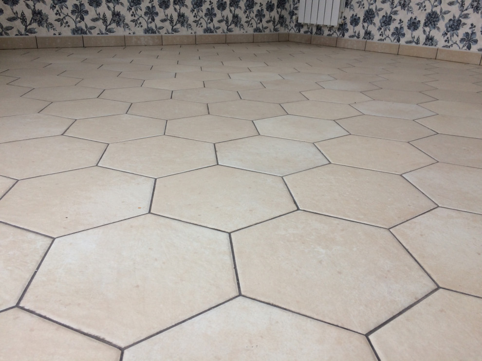 Спальня с гибискусами на мансардном этаже