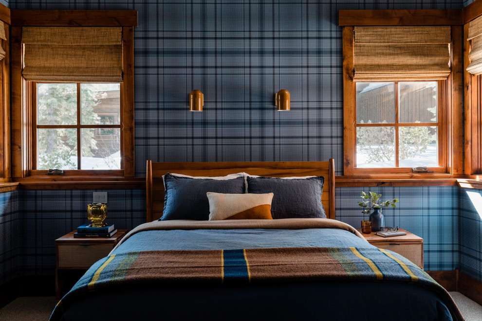 На фото: большая гостевая спальня (комната для гостей) в стиле фьюжн с синими стенами, ковровым покрытием, разноцветным полом и обоями на стенах с
