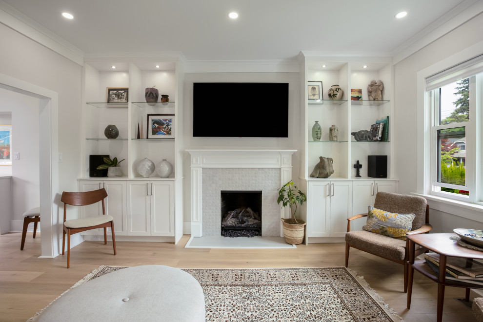 Idée de décoration pour un salon minimaliste de taille moyenne et ouvert avec un mur blanc, parquet clair, une cheminée standard, un manteau de cheminée en béton, un téléviseur fixé au mur et un sol marron.