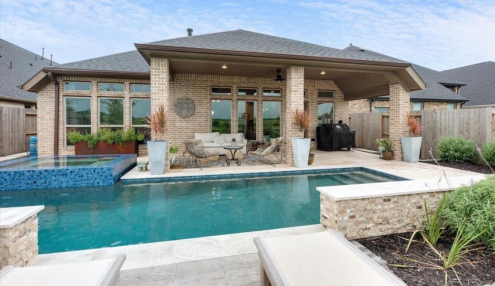 Großer Eklektischer Pool hinter dem Haus in individueller Form mit Natursteinplatten in Houston
