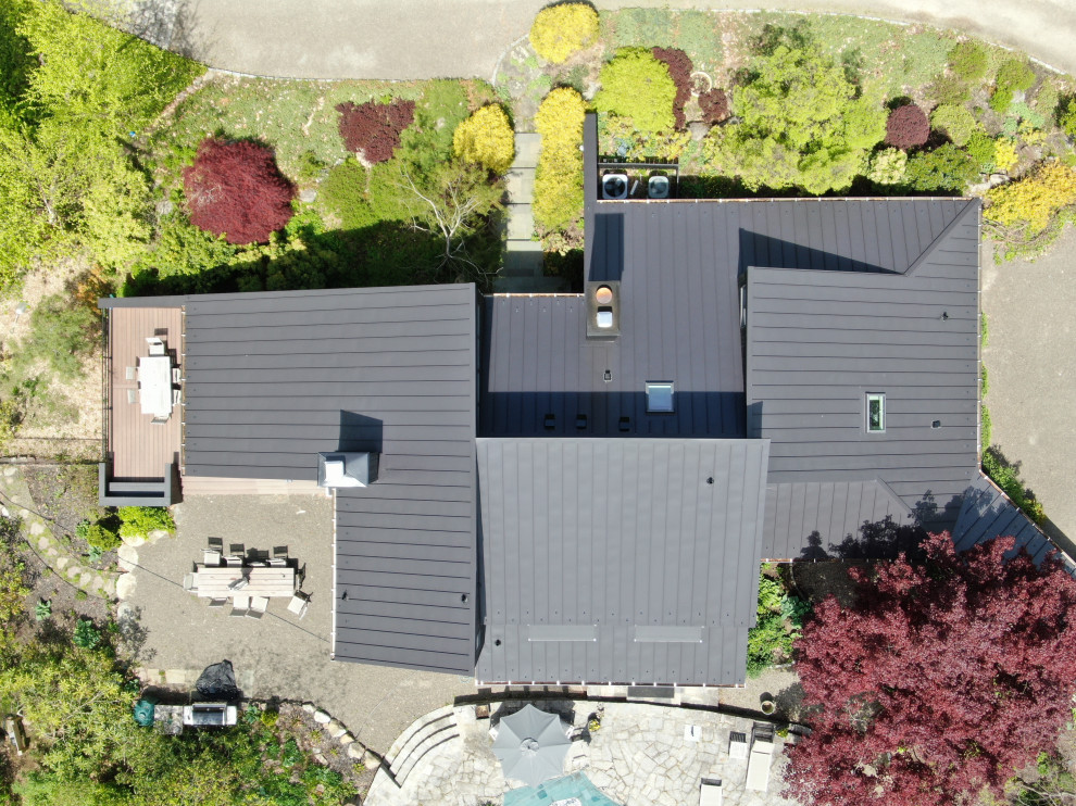 Geräumiges, Dreistöckiges Modernes Haus mit brauner Fassadenfarbe, Walmdach, Blechdach, braunem Dach und Wandpaneelen in New York