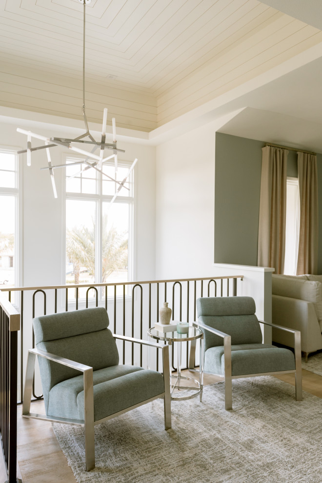 Immagine di un soggiorno minimal stile loft con pareti blu, parquet chiaro e soffitto in perlinato