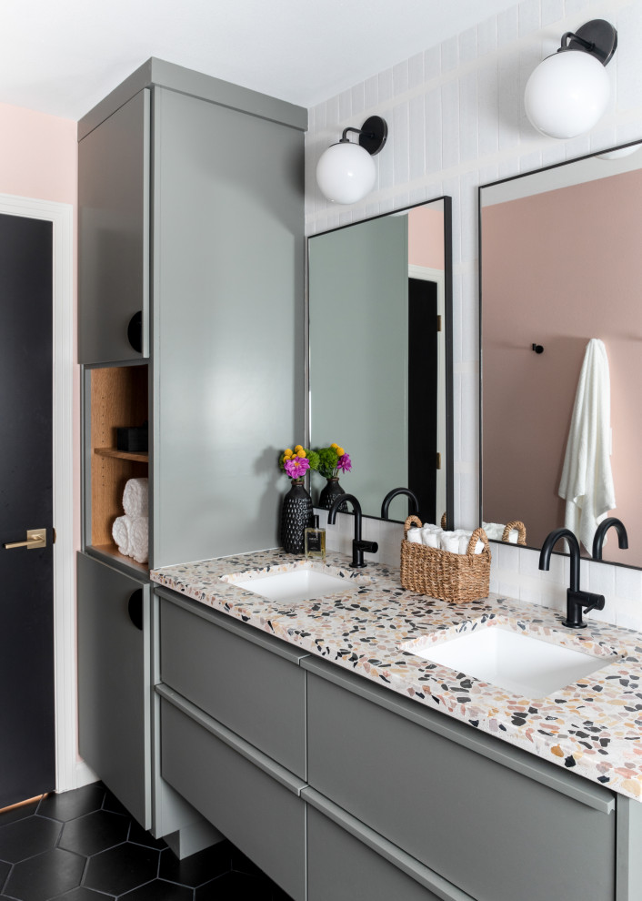 На фото: ванная комната в современном стиле с плоскими фасадами, серыми фасадами, белой плиткой, розовыми стенами, врезной раковиной, столешницей терраццо, черным полом, разноцветной столешницей, тумбой под две раковины и подвесной тумбой с