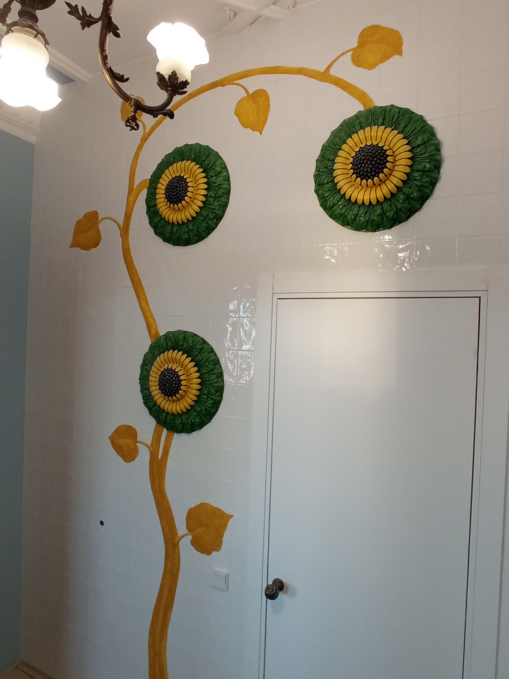 Рельефно-живописное панно в холле квартиры