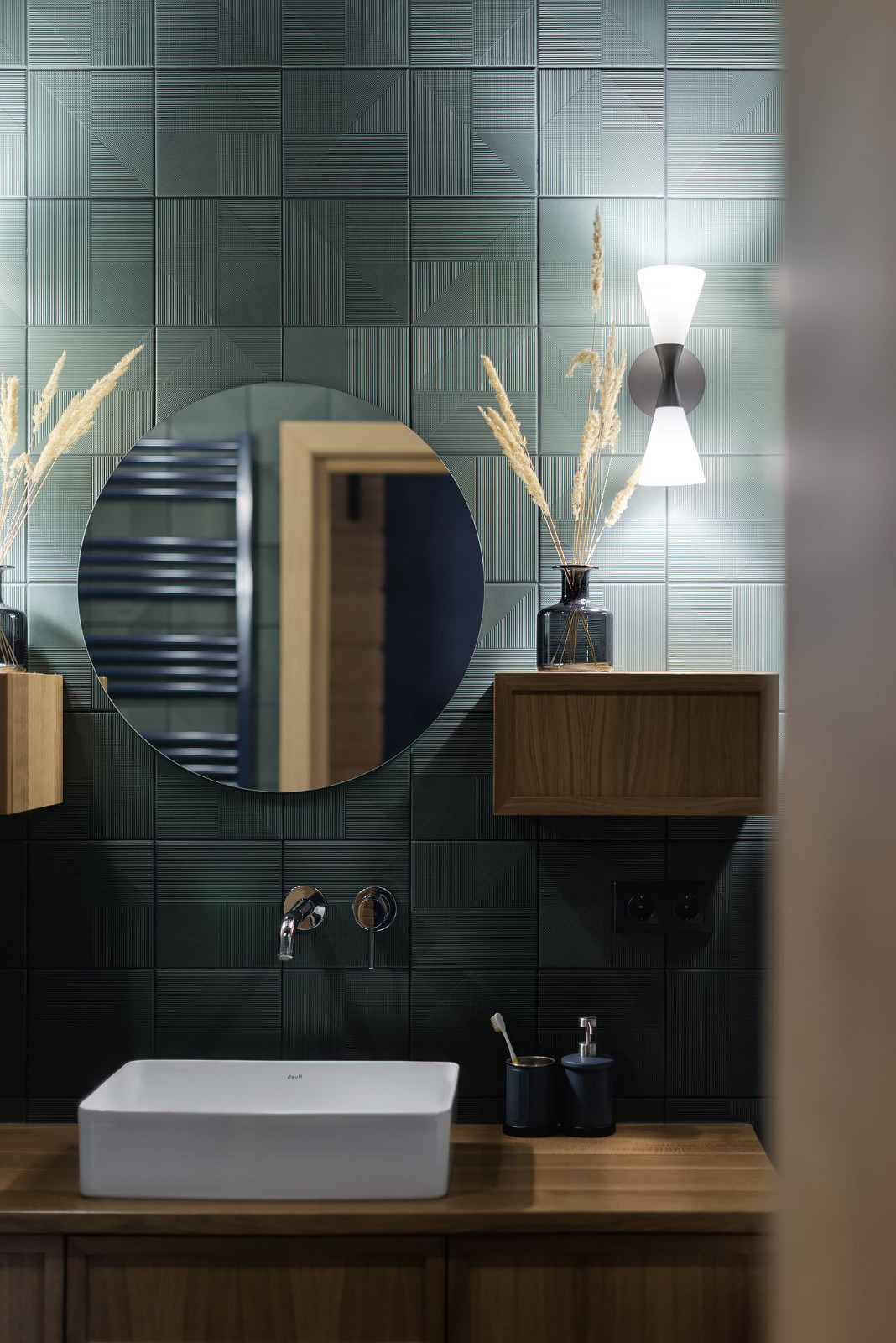 PL • темно-зеленая ванная комната с деревянной тумбой