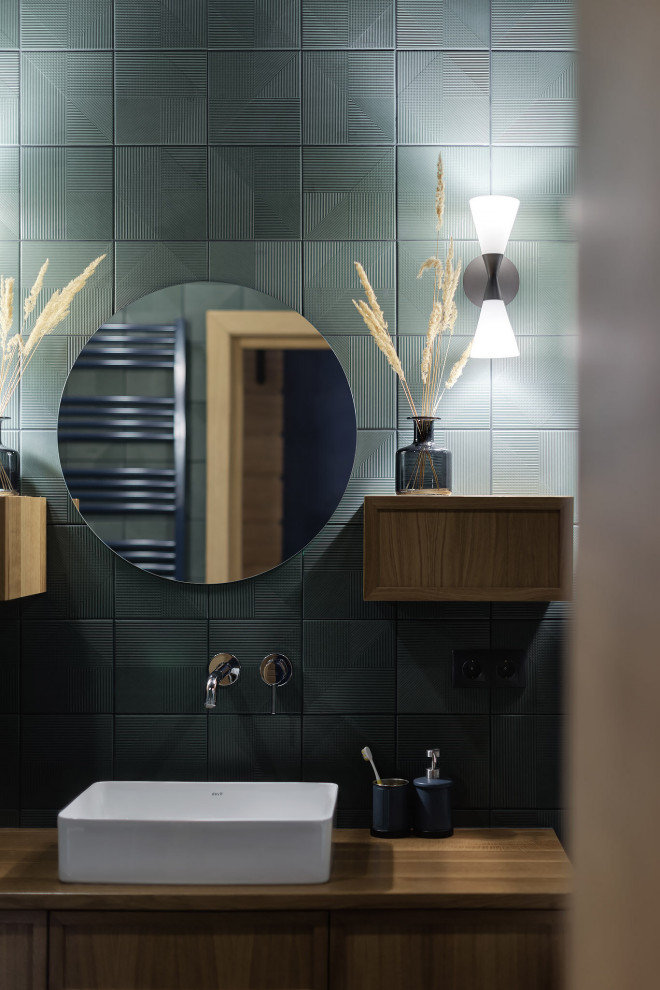 PL • темно-зеленая ванная комната с деревянной тумбой