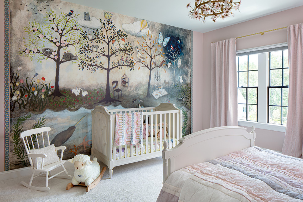 Foto de habitación de bebé niña tradicional grande con paredes rosas, moqueta y papel pintado