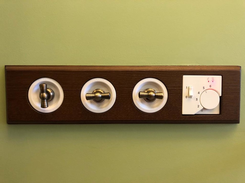 Винтажная электрика Salvador для скрытого монтажа в интерьере загородного дома.