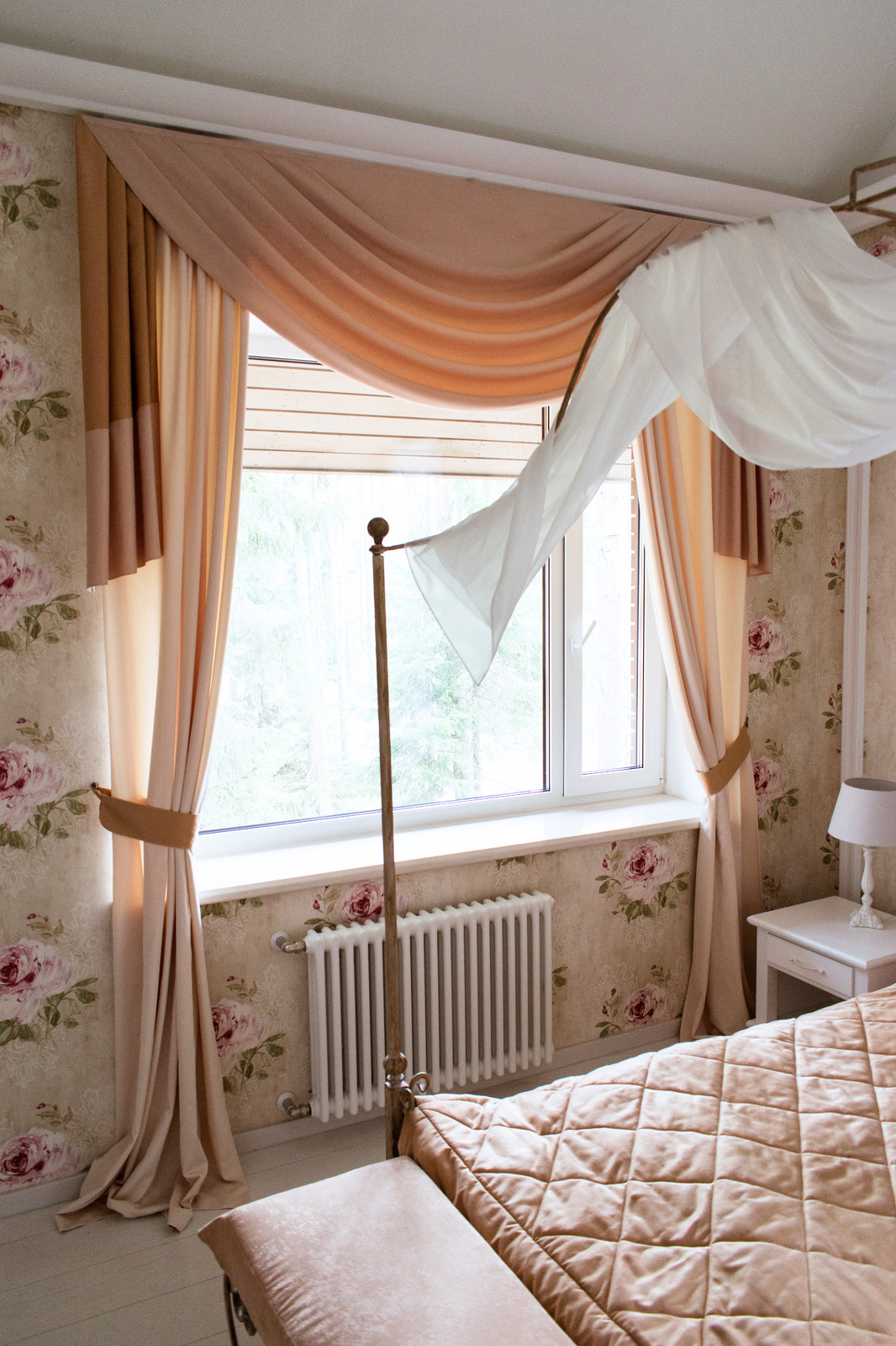 Спальня в светлых тонах.