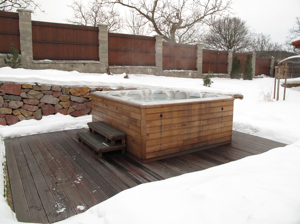 Persea - бассейн среднего размера с двумя лежаками