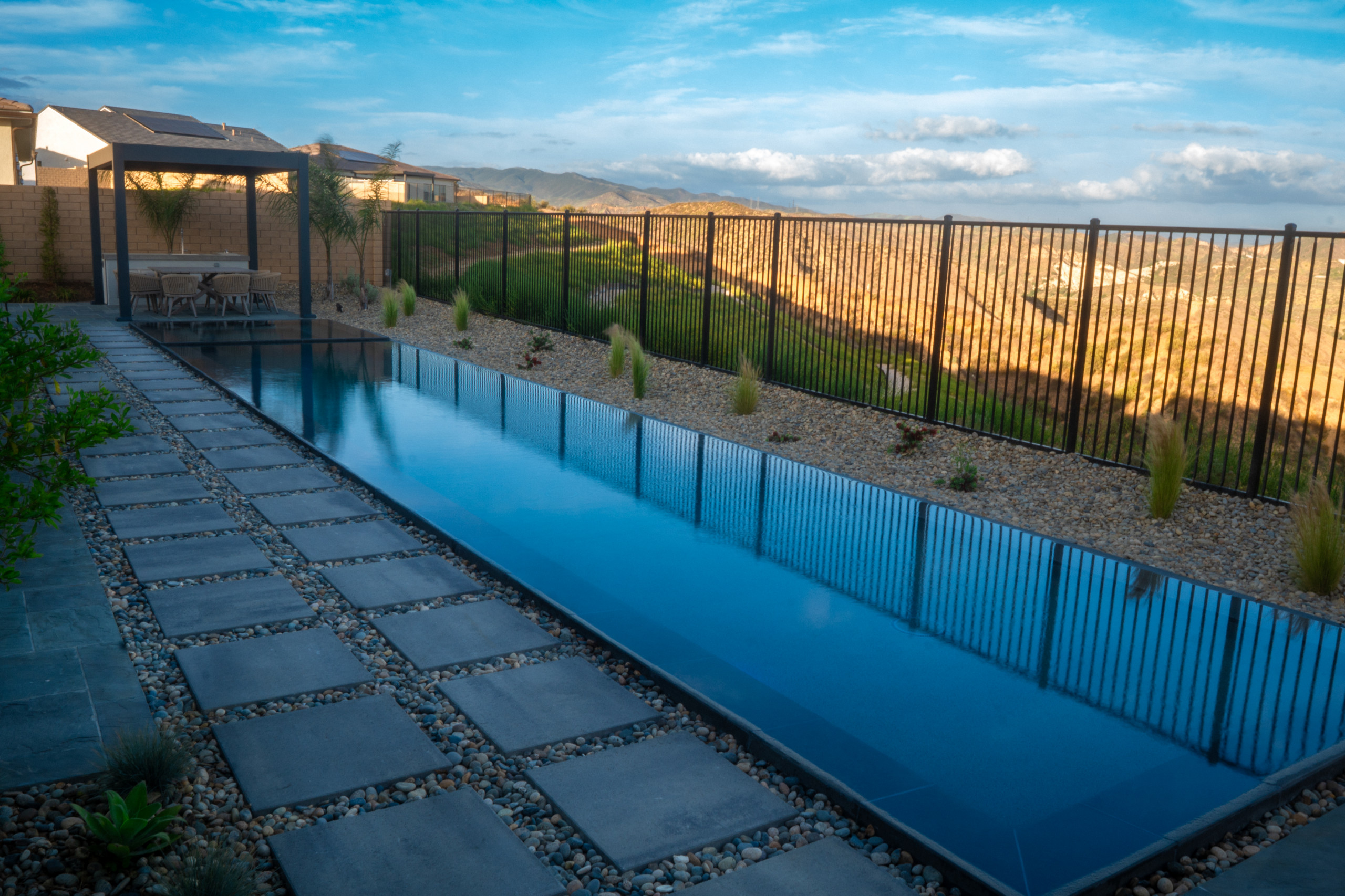 Zero-Edge Pool