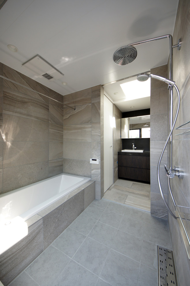 Inspiration for a modern bathroom in Tokyo.