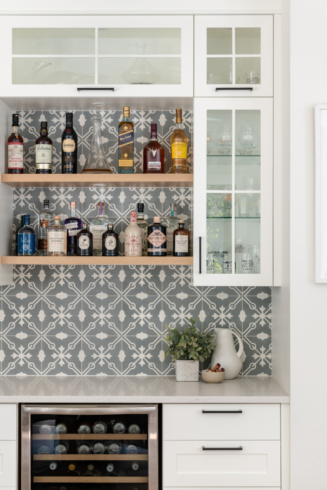 Example of a beach style home bar design in Vancouver